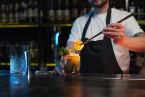 Almanya'da bir bar çalışanı, özel sunumlu kokteyl hazırlarken.